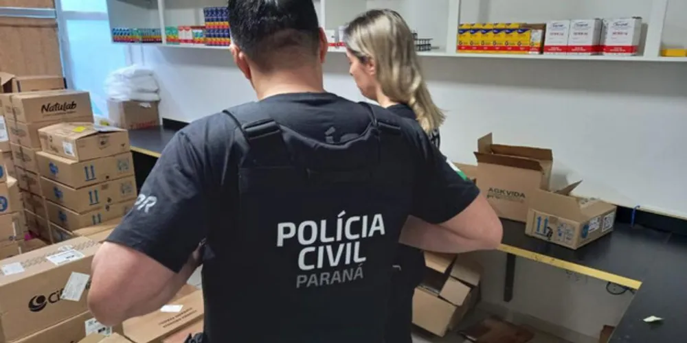 A Polícia Civil do Paraná (PCPR) está nas ruas desde as primeiras horas da manhã desta terça-feira (12) para cumprir 16 mandados de busca e apreensão contra um grupo criminoso responsável por fraudar uma licitação de medicamentos