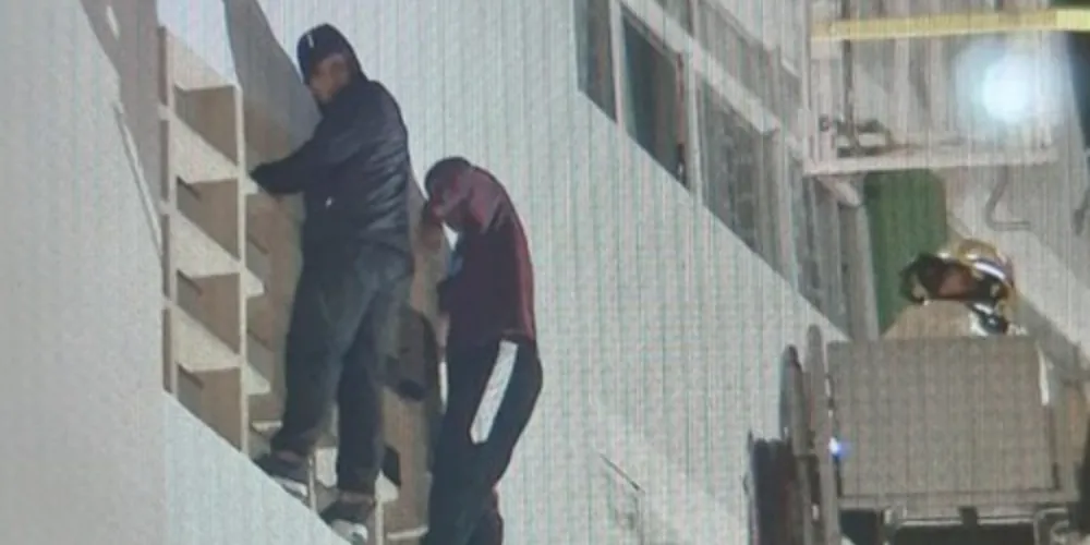 Um morador flagrou os suspeitos quebrando a janela