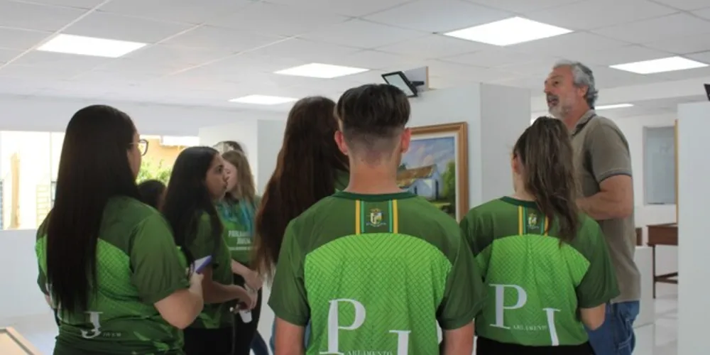 O prefeito de Palmeira, Sérgio Belich, e o vice-prefeito, Major Schulli, receberam, nesta terça-feira (22), a visita dos parlamentares jovens na Central de Atendimento ao Cidadão