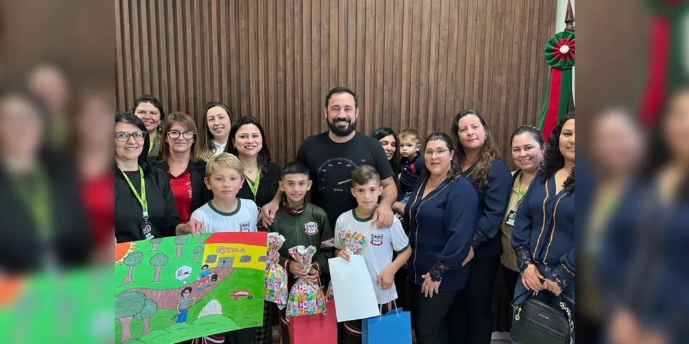 O prefeito de Piraí do Sul, Henrique Carneiro, realizou a entrega dos prêmios aos alunos participantes do projeto "MPT na Escola: de mãos dadas contra o trabalho infantil"