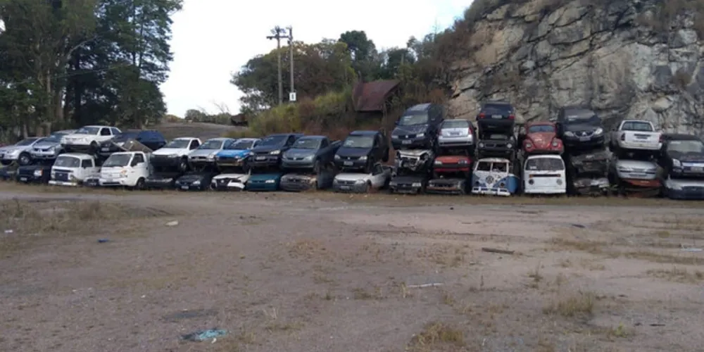 Leilão de sucatas prensadas