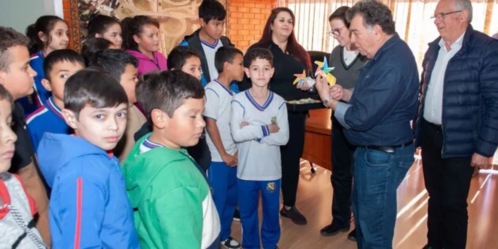 O prefeito, Dr. Marcio Matos, a vice-prefeita, Rita Araújo e os secretários municipais receberam os alunos do 5º ano da Escola Municipal Regente Feijó, nesta segunda-feira (31)
