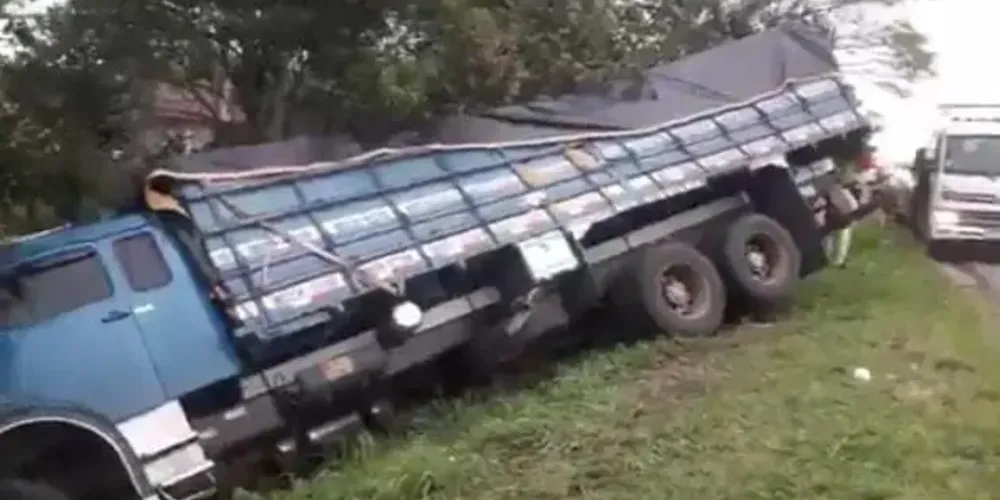 O motorista de um caminhão carregado de milho jogou o veículo contra uma ribanceira da BR-277, na tarde desta quinta-feira (7)