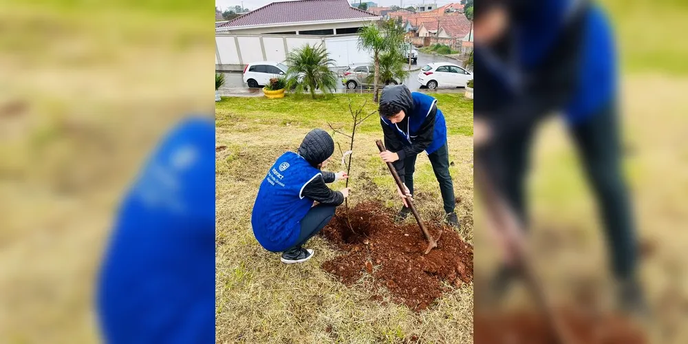 O Rotary, Rotaract, Interact e Rotary Kids plantaram neste sábado (02.09) mudas de árvores frutíferas