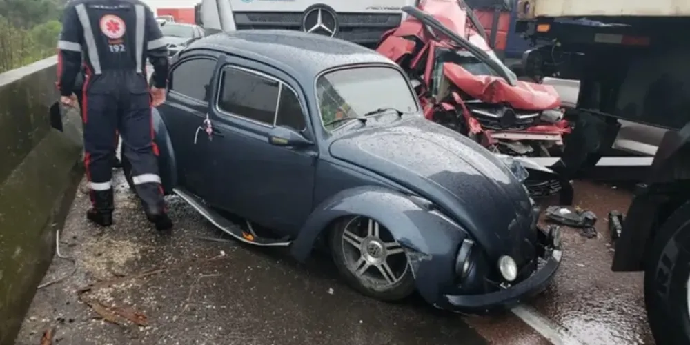 Motorista do Fusca estava com mãe no veículo