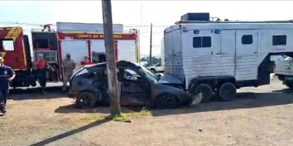 Acidente aconteceu na manhã desta segunda-feira (25), na Avenida Souza Naves