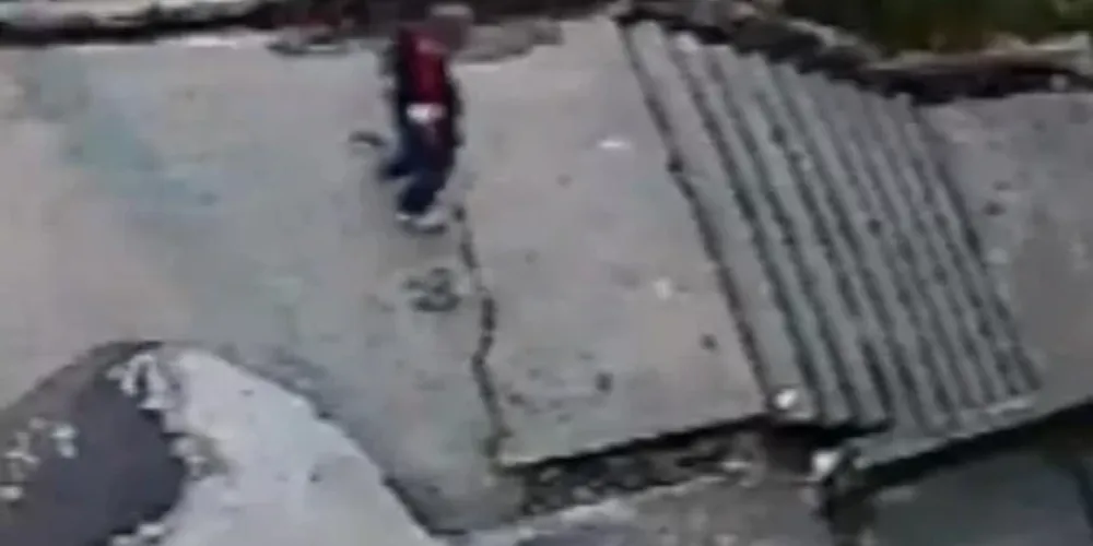 Imagens de câmera de segurança mostra o suspeito descendo uma escadaria