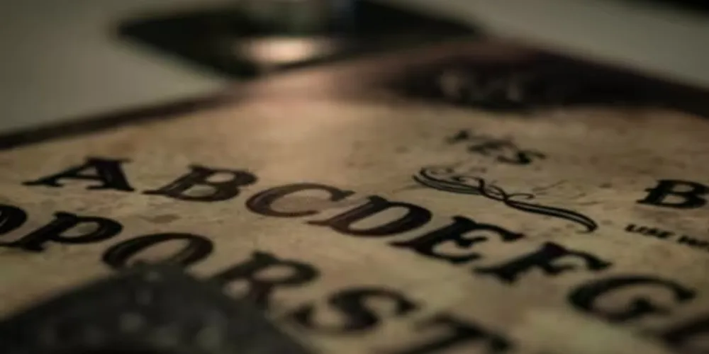 Participantes colocam as mãos no ponteiro de madeira e pedem a "espíritos" que respondam às perguntas