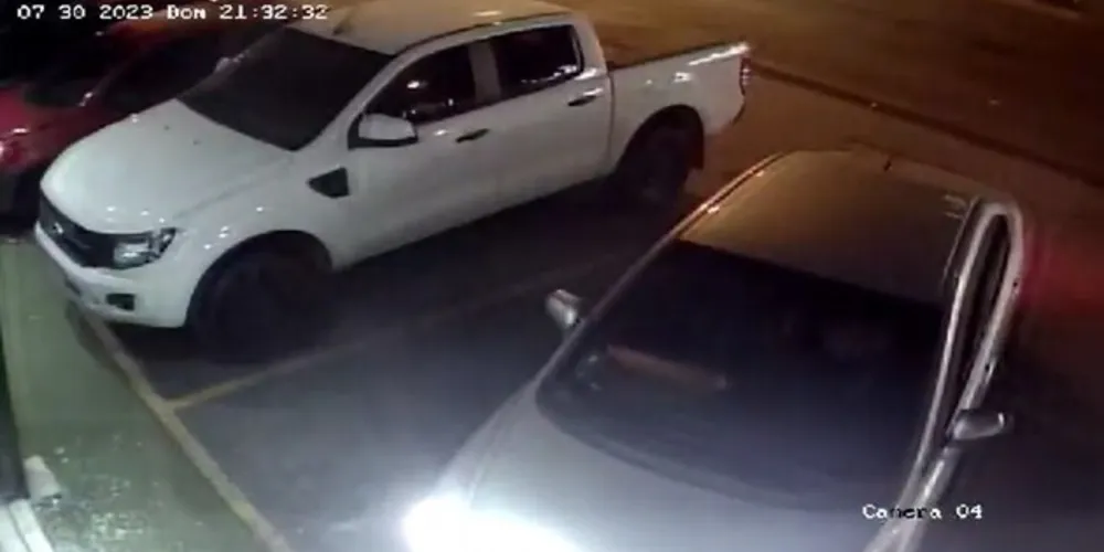 Carro foi alvejado logo que parou no estacionamento