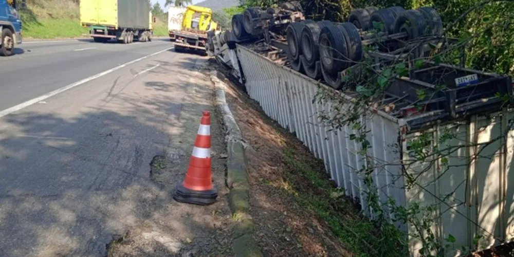 Tombamento aconteceu no km 128 da BR-277