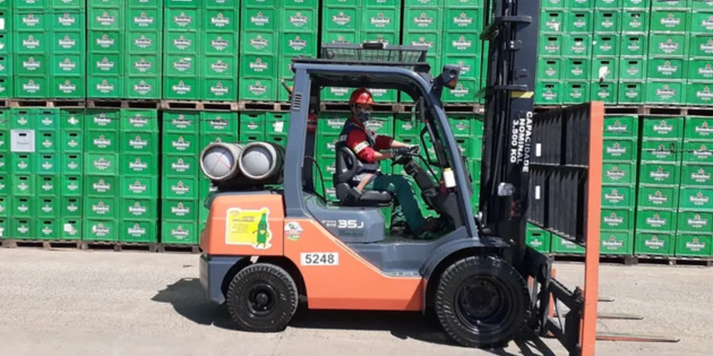 Mulher exercendo a função de empilhadeira