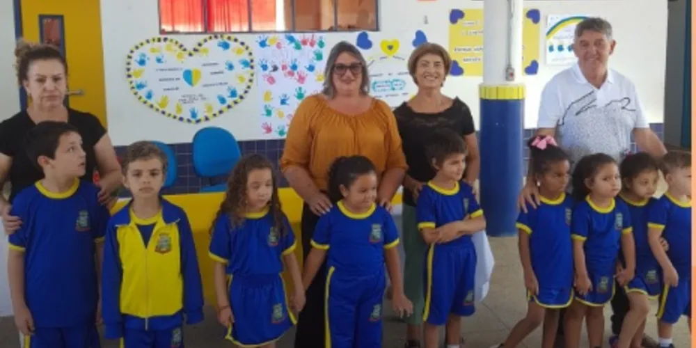 O prefeito de Ventania, José Luiz Bittencourt, acompanhado da vice-prefeita, Ione Tomaz, visitaram as escolas e participaram da entrega de novos uniformes escolares