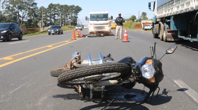 A colisão entre a moto e o automóvel aconteceu na avenida Souza Naves, trecho urbano da BR-373, próximo ao Posto do Mel, em Ponta Grossa