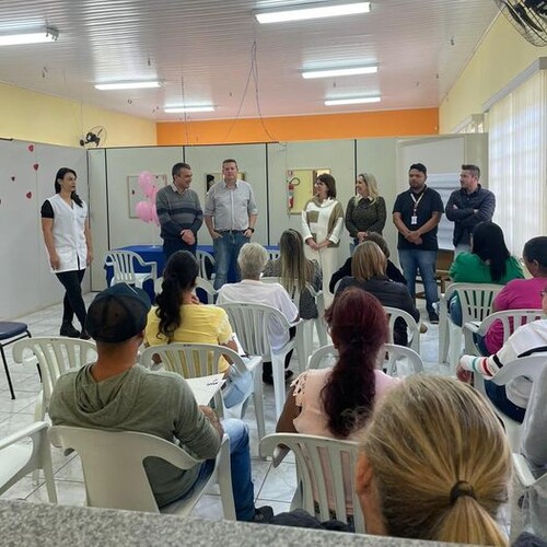 O prefeito de Arapoti, Irani Barros, e o vice-prefeito, Potinho, estiveram na abertura do curso profissionalizante