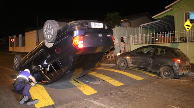 Clio tombou e parou com as rodas para o ar exatamente sobre a lombada