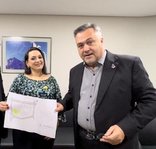 Elisangela Pedroso entregou ao secretário estadual de Saúde, Beto Preto, o manifesto pela prorrogação