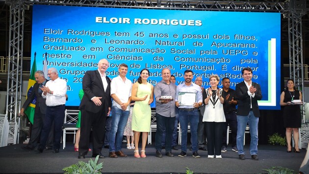 Eloir Rodrigues e lideranças estaduais durante a homenagem