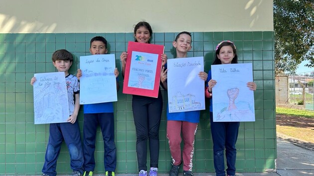 Os alunos confeccionaram cartazes e um livro sobre os locais turísticos da cidade