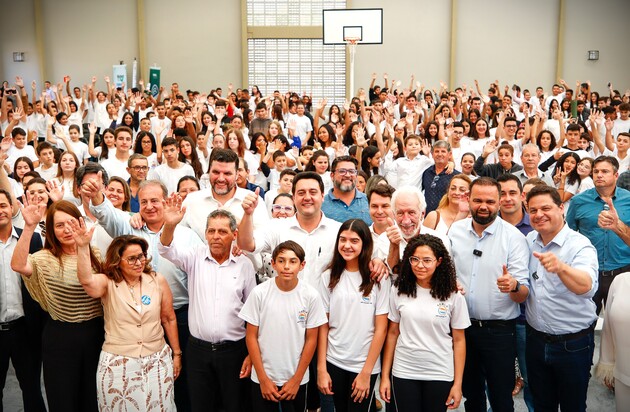 Governador Ratinho Junior e demais lideranças na inauguração da escola