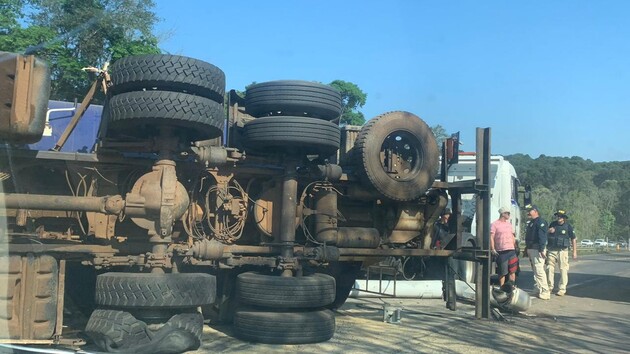 Um caminhão tombou na manhã desta quinta-feira (21) na BR-376, entre Imbaú e Tibagi