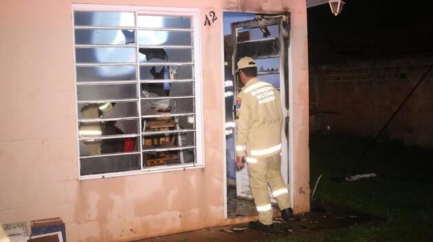 Forro da residência foi atingido pelas chamas