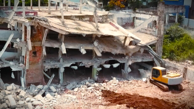Antigo 'Mercadão Municipal' de Ponta Grossa sendo demolido