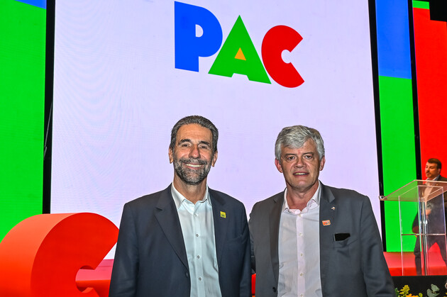 À esquerda o diretor-geral da Itaipu, Enio Verri