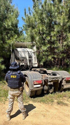 Caminhão foi localizado em uma estrada rural, saindo da BR-153, em meio às árvores