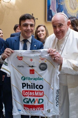 À esquerda o deputado Aliel Machado e à direita o Papa Francisco