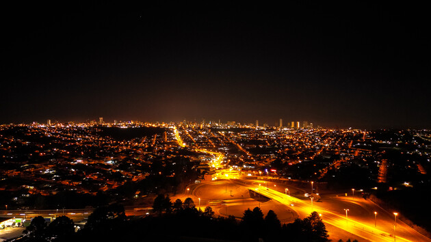 Imagem aérea de Ponta Grossa durante o período noturno