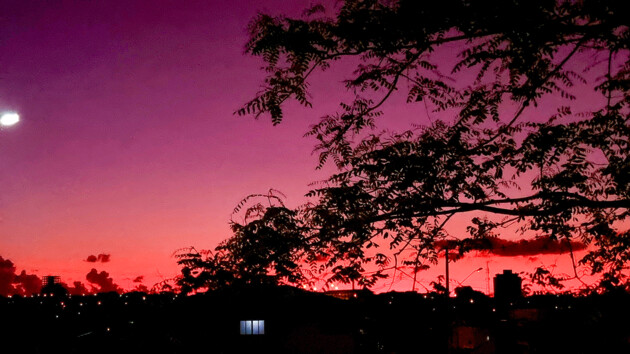 Imagem do pôr do sol na região do Jardim Carvalho, em Ponta Grossa
