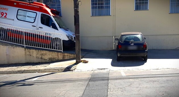 Carro teria estacionado em local proibido