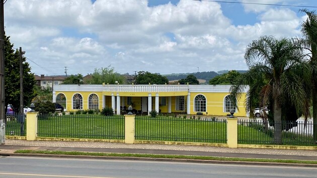 Acompanhado da mãe, suspeito foi levado à Delegacia de Carambeí