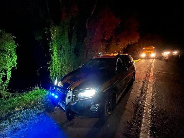 Veículo saiu da pista e colidiu contra uma árvore