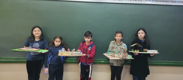 Como parte da atividade os alunos confeccionaram representações com ideias de como o espaço pode ser utilizado