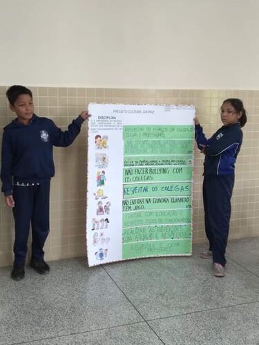 A iniciativa dos alunos foi a de criar um mural com regras para os ambientes e relacionamentos na escola