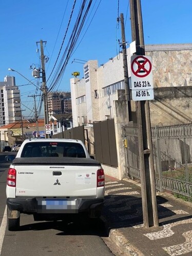 Mesmo após pedido da PM e Departamento de Trânsito, placas seguem no local