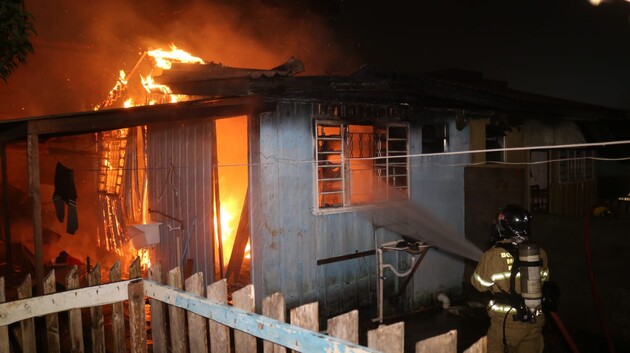 Chamas destruíram a residência na rua Mato Grosso