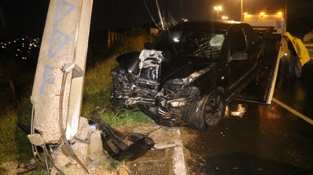 Condutor perdeu o controle do carro após uma aquaplanagem