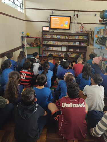 A partir da aula disponibilizada pelo projeto Vamos Ler, os alunos compreenderam os diversos componentes do folclore brasileiro