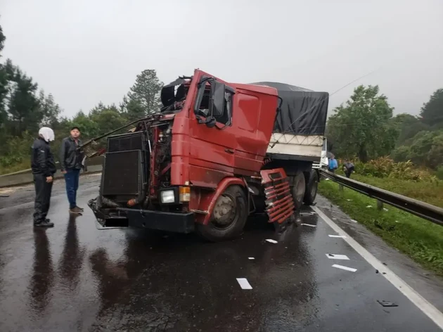 O acidente aconteceu no sentido ao interior do Paraná, no trecho do km 136, logo após o pedágio desativado, em São Luiz do Purunã
