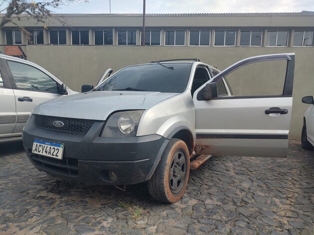 Relatos apontam que o veículo foi furtado na região do Cará-Cará, na última segunda-feira (4). Um amigo do proprietário teria identificado o carro na 31 de Março