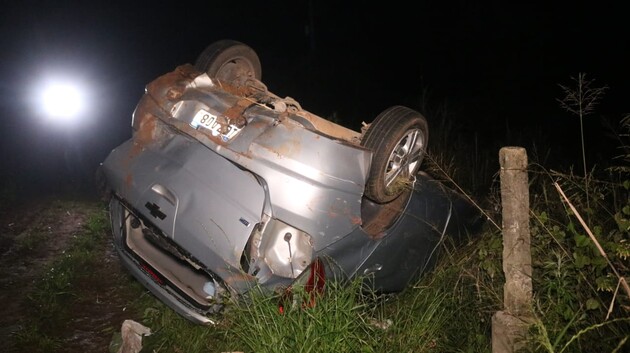 Carro capotou após ser atingido e sair da pista