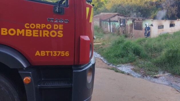 De acordo com informações apuradas junto às autoridades competentes, não havia pessoas na casa durante a ocorrência