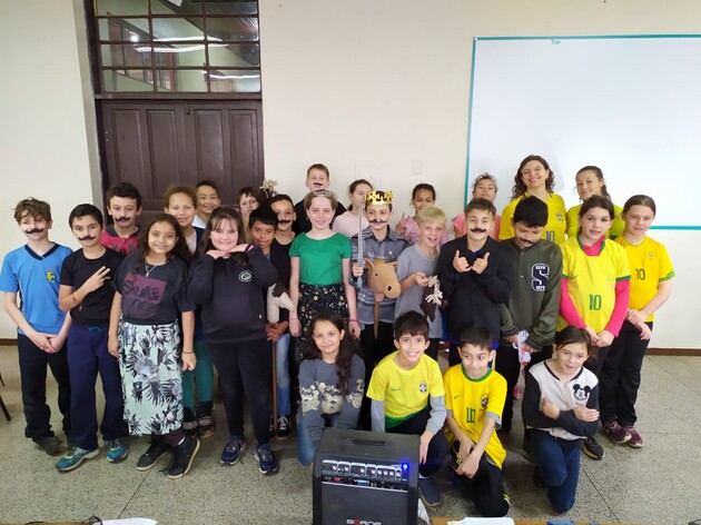 Os alunos realizaram apresentações da peça para toda a escola