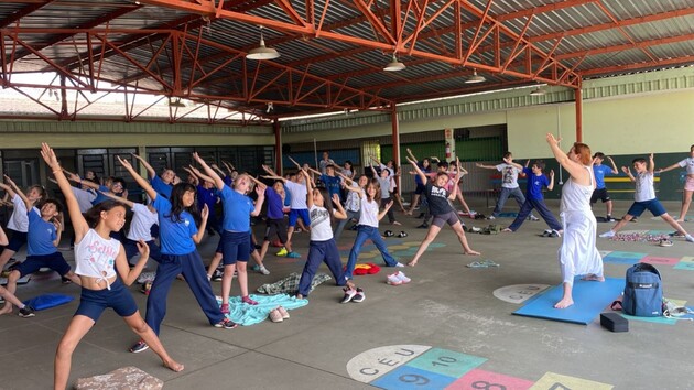 As atividades tiveram a orientação de uma instrutora de ioga e objetivaram proporcionar um momento de encontro consigo mesmo nos estudantes