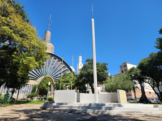 A cápsula do tempo está acoplada no Monumento do Sesquicentenário, na Praça Floriano Peixoto