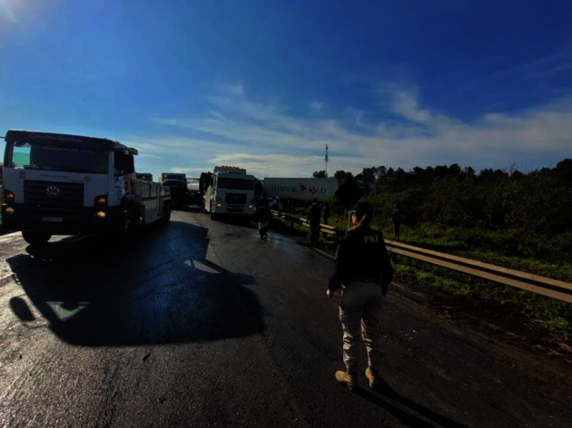 O acidente aconteceu no sentido ao interior do Paraná, no trecho do km 136, logo após o pedágio desativado, em São Luiz do Purunã