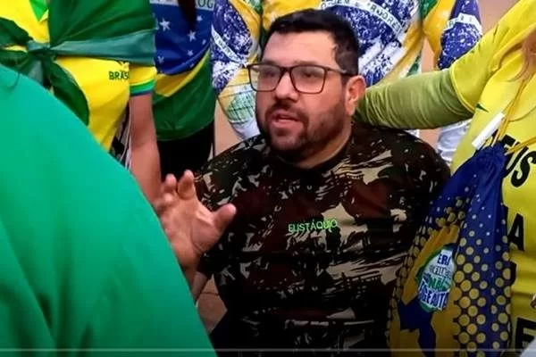 No Brasil, o blogueiro é investigado por participar em atos antidemocráticos