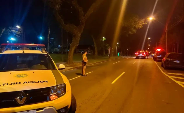 Para evitar que algo acontecesse, caso fosse realmente uma bomba, os policiais fecharam o acesso à Rua José de Alencar